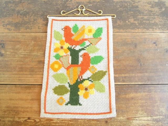 ほっこり♪クロスステッチ刺繍のタペストリー： オレンジ色のコトリ