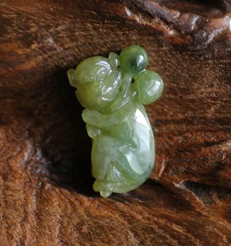 猿と桃（さるともも）／翡翠 - 彩雲(さいうん)