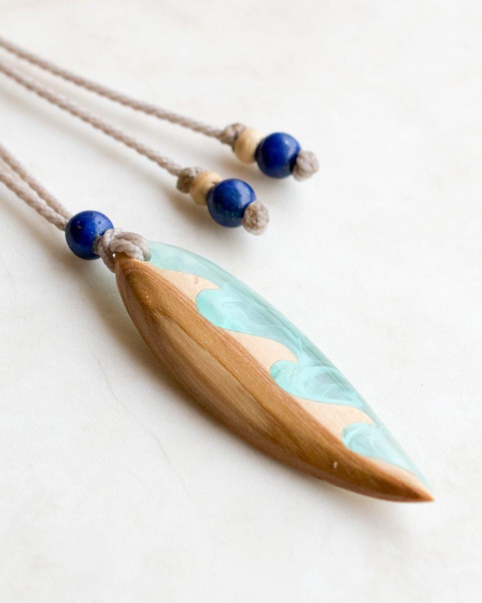 ウッドレジンネックレス(Wave) | ペンダント - 天然石＋マクラメ