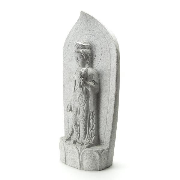 国産御影石で彫られた舟形の「聖観音菩薩」