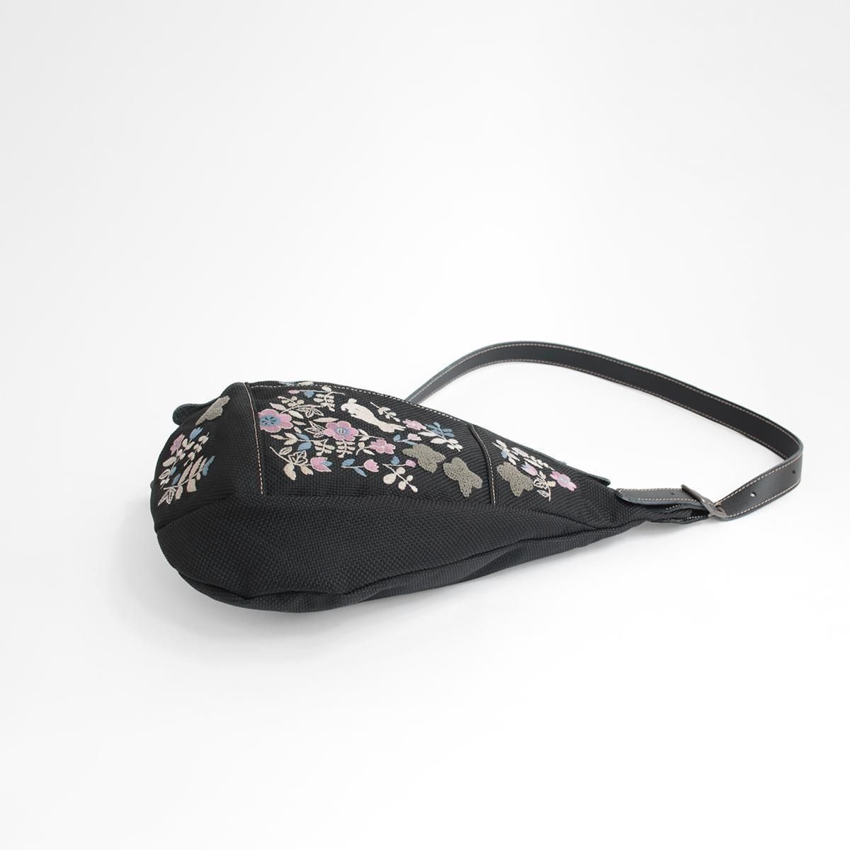 うさぎガーデン刺繍 | ボディバッグ - 刺繍バッグ【パンガンダラン