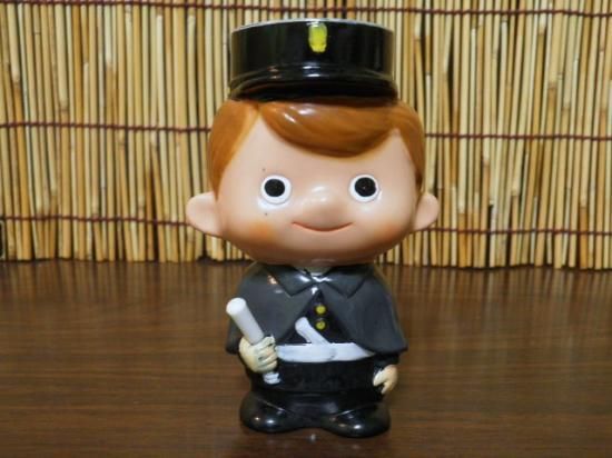 富士銀行 ソフビ貯金箱 ボクちゃん（警察官） - 「宝の森」昭和レトロ