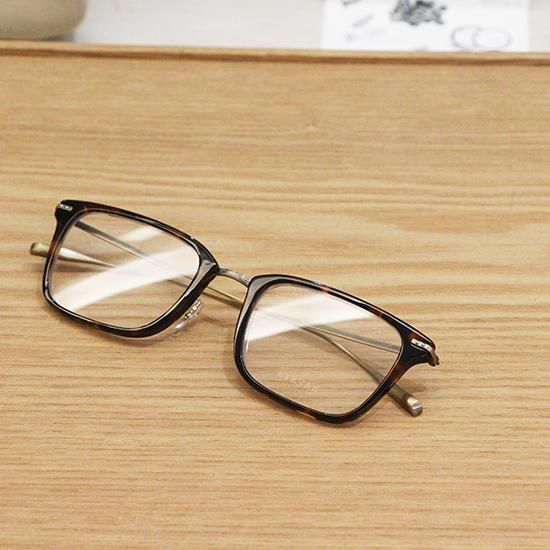 ワイドサイズなコンビネーションフレーム。EYEVANらしいクラシックな
