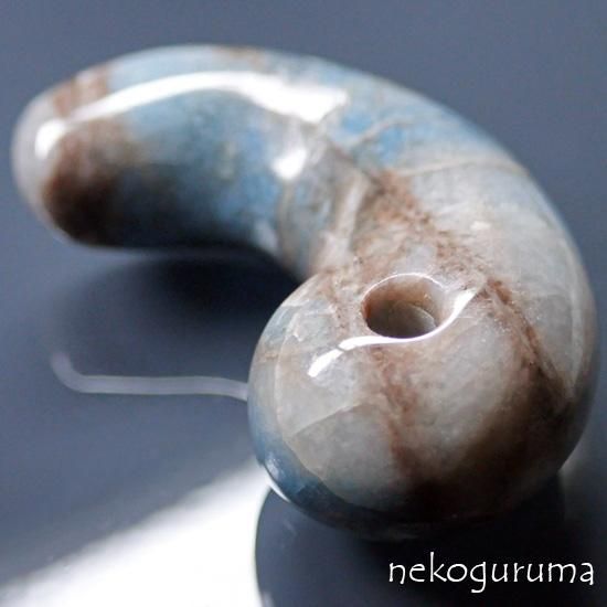 源司作 入りコン沢の青翡翠勾玉 GM-048 - 糸魚川翡翠と稀少石のお店