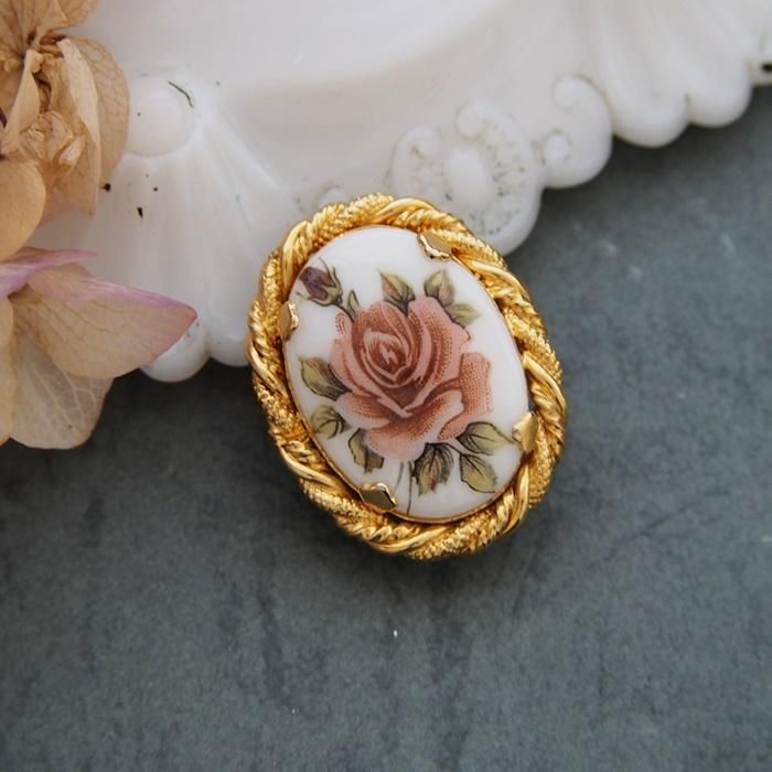 ヴィンテージガラス ローズ オーバル ゴールドトーンフレーム ブローチ