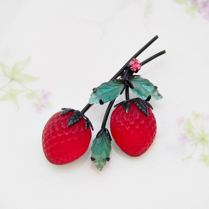 AUSTRIA オーストリア フルーツガラス レッドストロベリーのブローチ