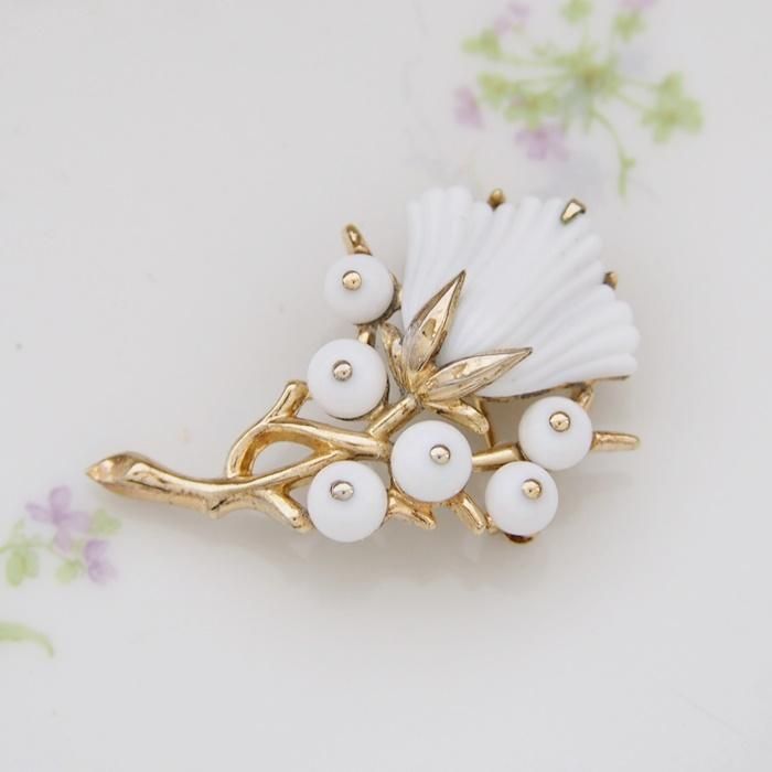 Trifari トリファリ ゴールドトーン ミルクガラス フラワー ブローチ