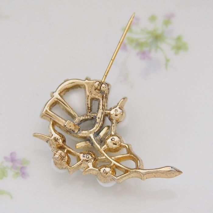 Trifari トリファリ ゴールドトーン ミルクガラス フラワー ブローチ