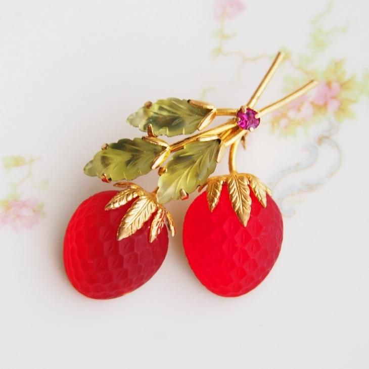 AUSTRIA オーストリア フルーツガラス レッドストロベリーのブローチ