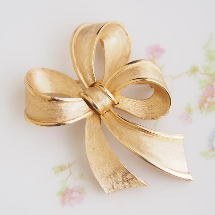 Trifari トリファリ ゴールドトーン リボン ブローチ / ヴィンテージ