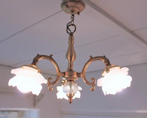 英国ヴィクトリアンアンティーク調の3灯式真鍮シャンデリアと清楚な