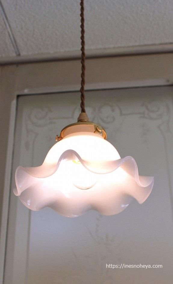 ミルクグラスのフレンチシェード（ウエーブミルク） - フランス