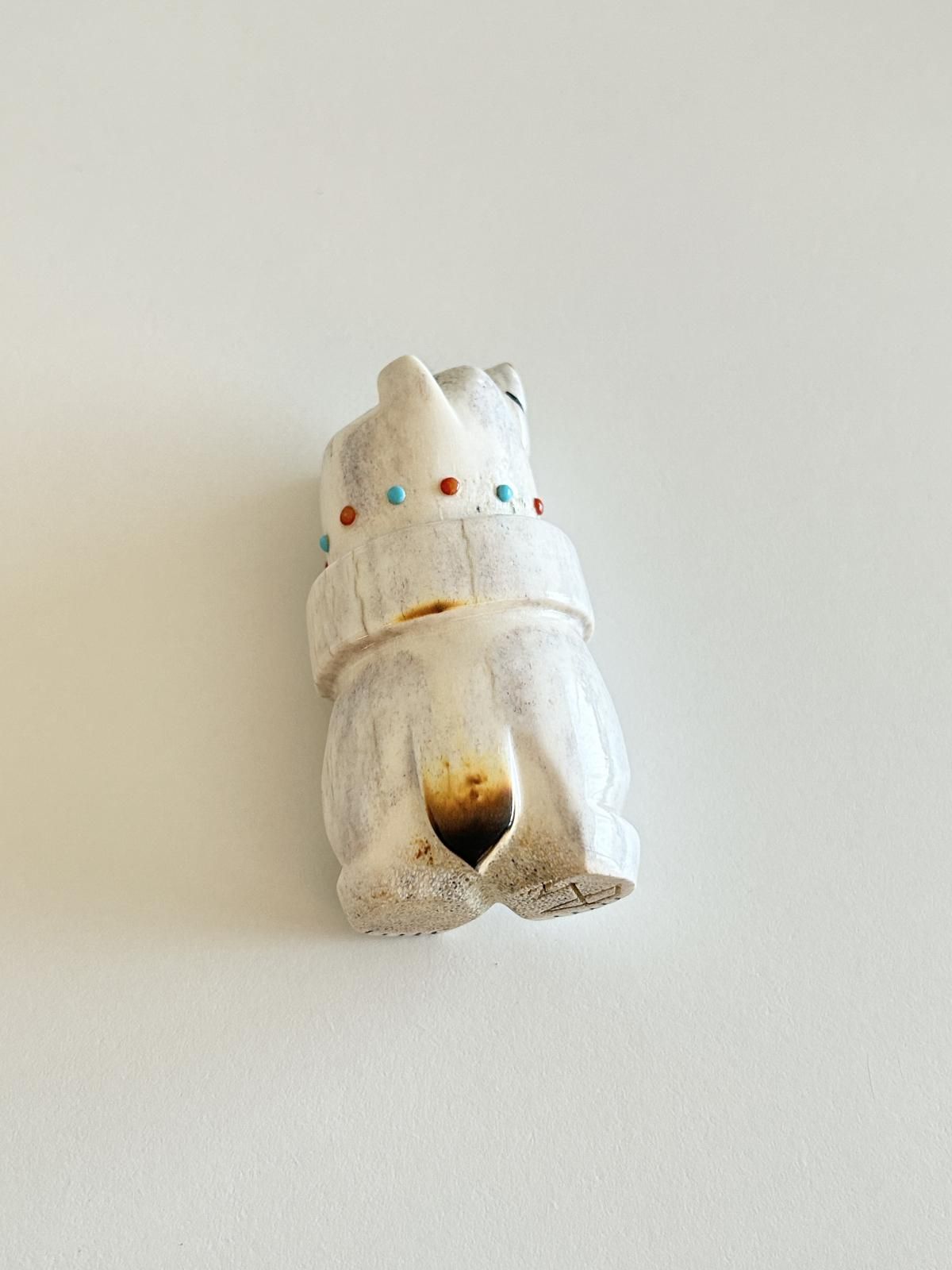 ズニ族 くまフェティッシュ（鹿の角） - インディアンジュエリー専門店