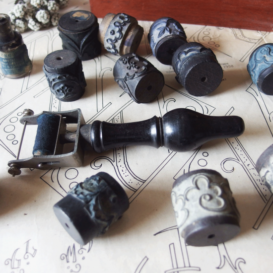 アンティークスタンプ | フランスアンティーク 木箱に入った刺繍用