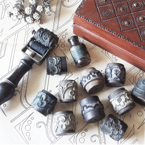 アンティークスタンプ | フランスアンティーク 木箱に入った刺繍用