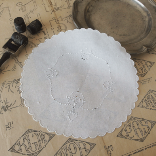 アンティークリネン | イギリス カットワーク刺繍とスカラップのリネン