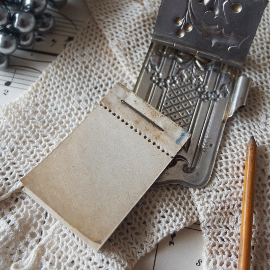 フランスアンティーク | ヒイラギのカルネドバル（舞踏会用の小さな