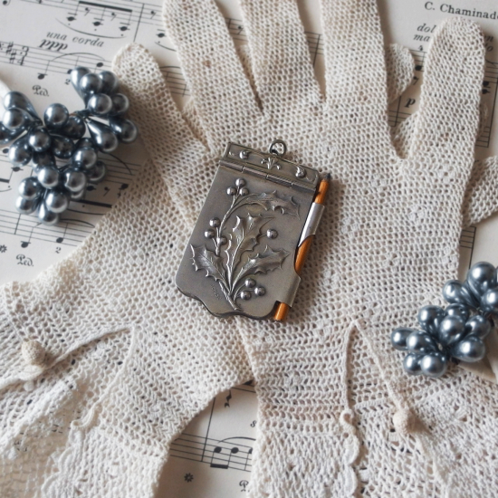 フランスアンティーク | ヒイラギのカルネドバル（舞踏会用の小さな