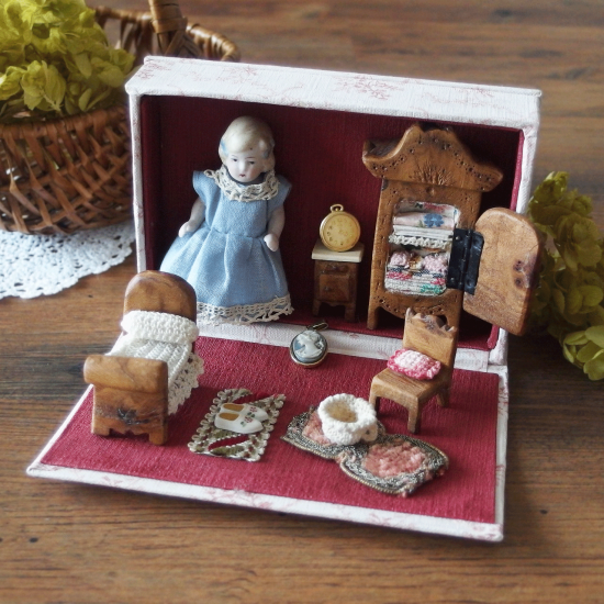 アンティーク ドール | 小さなビスクドールとドールハウスのセット