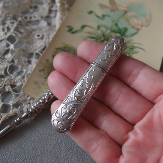 フランスアンティーク | すずらん シルバープレート製のニードルケース