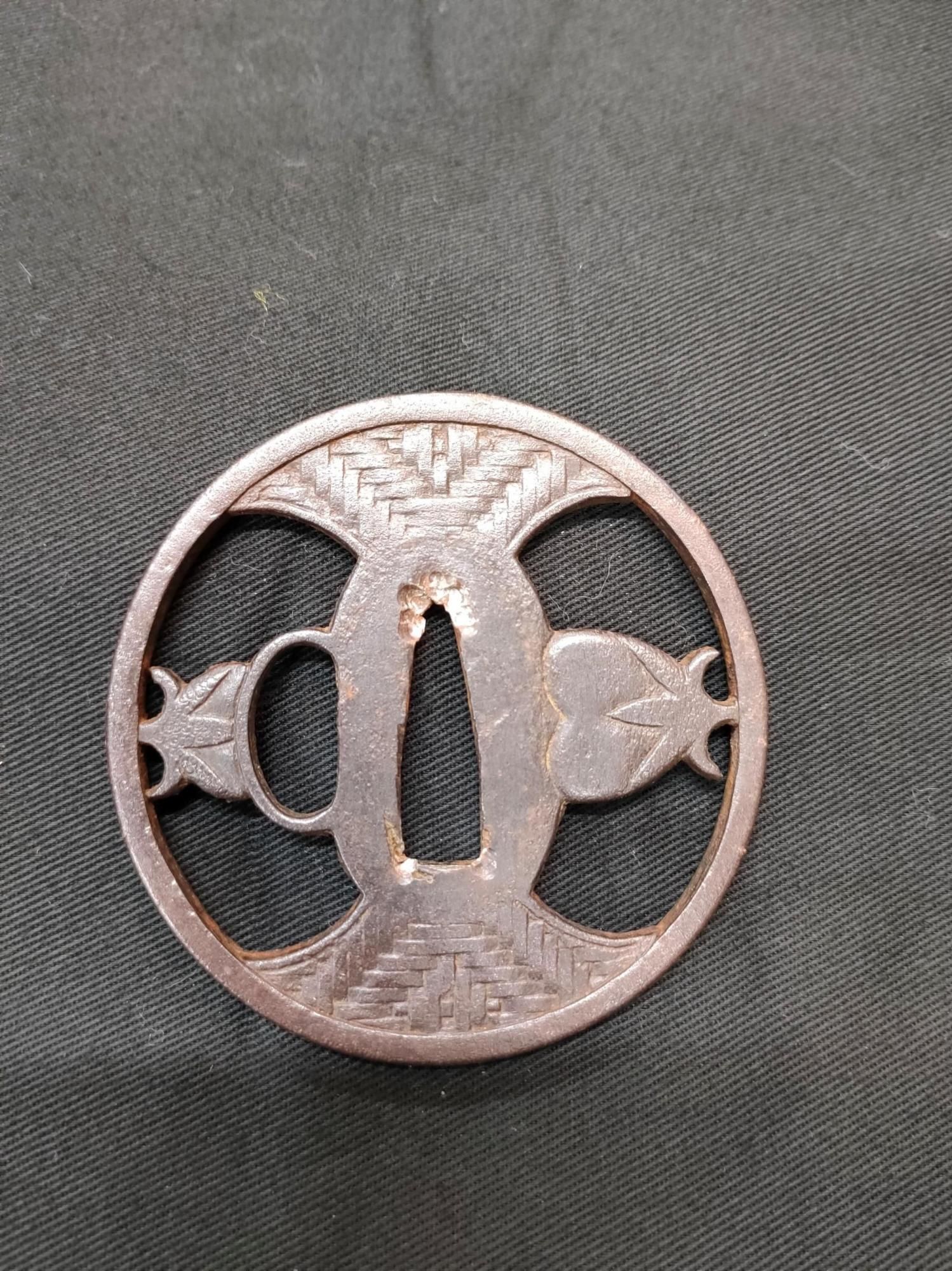 鐔 鍔 在銘 寿次 松尾芭蕉風景図 見事な高肉彫 日本