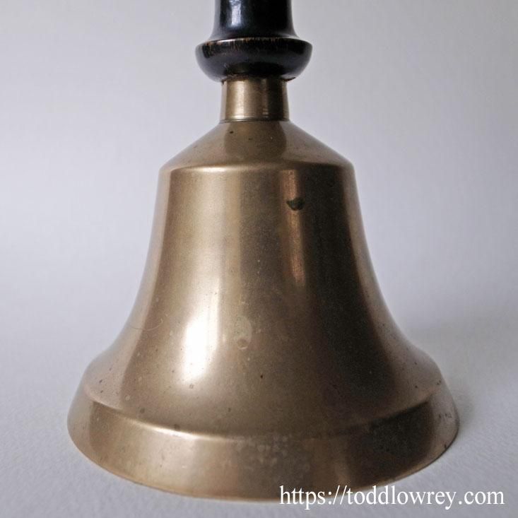 鐘の音が知らせる終わりと始まり / Antique School Bell with Wood