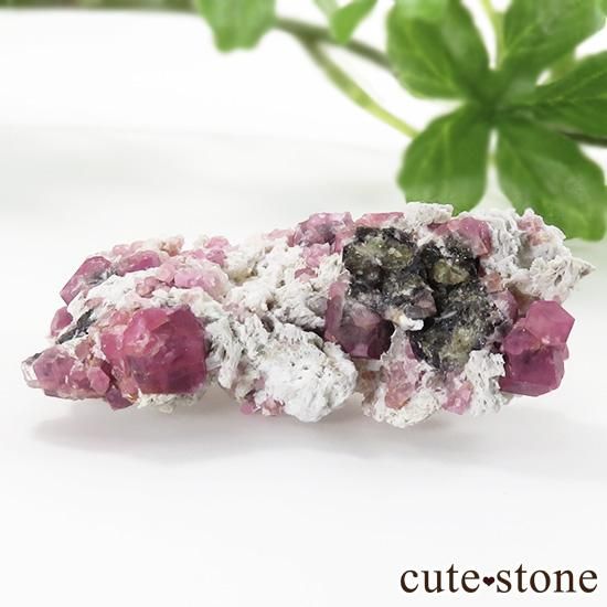 ラズベリーガーネット（灰礬柘榴石）の原石（鉱物標本）25.4g - cute
