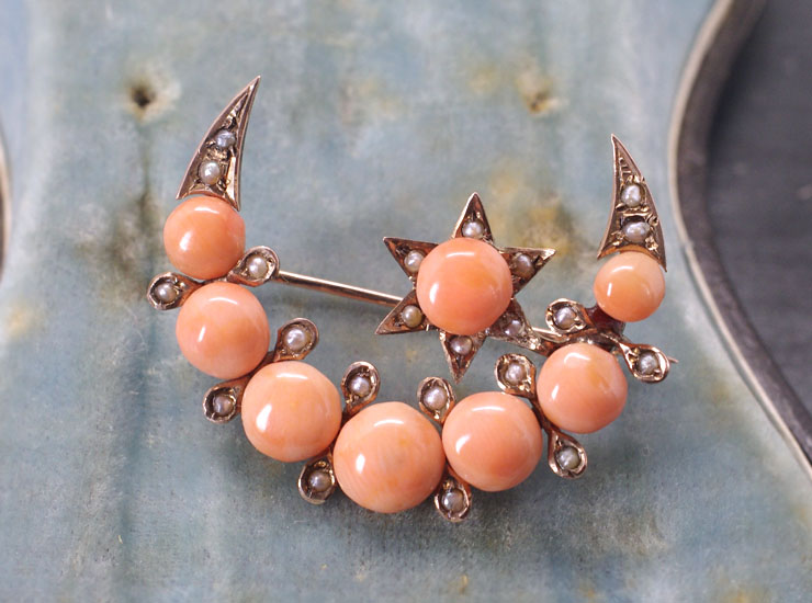 アンティークさんご三日月ブローチ