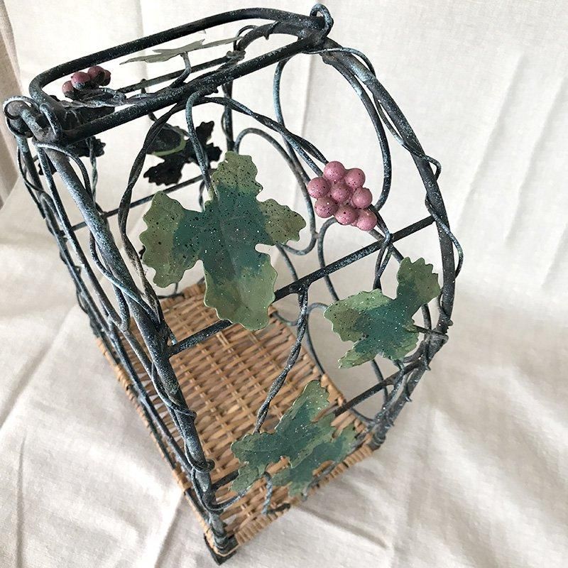 存在感あるアイアン製葡萄棚モチーフワインラック