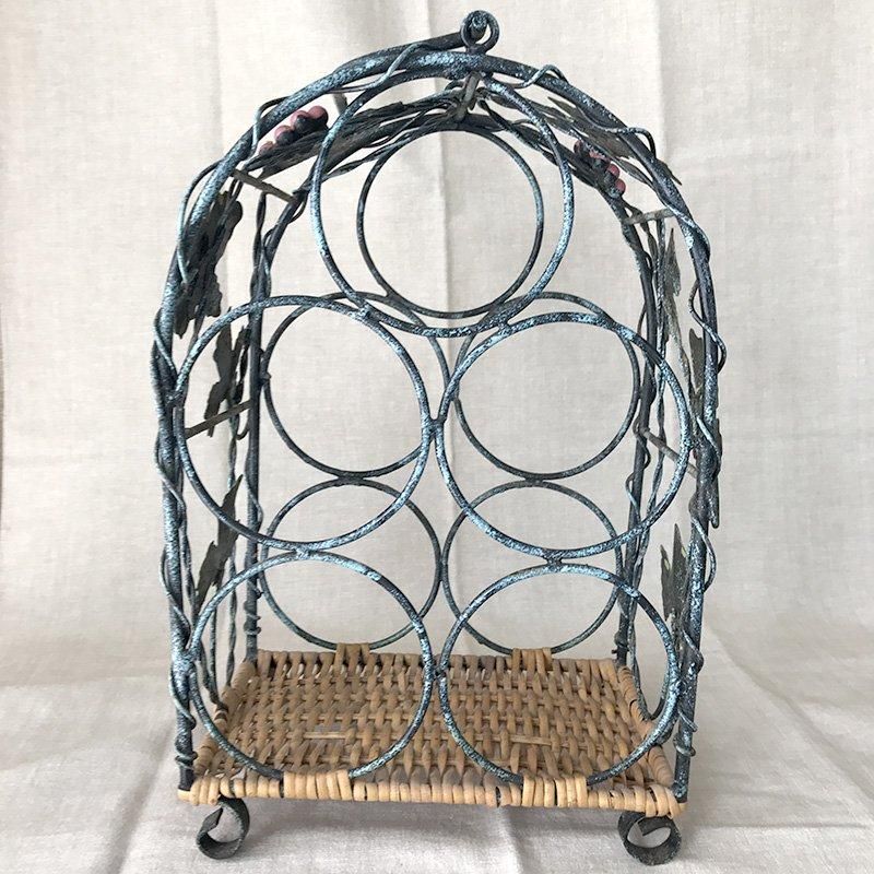 存在感あるアイアン製葡萄棚モチーフワインラック