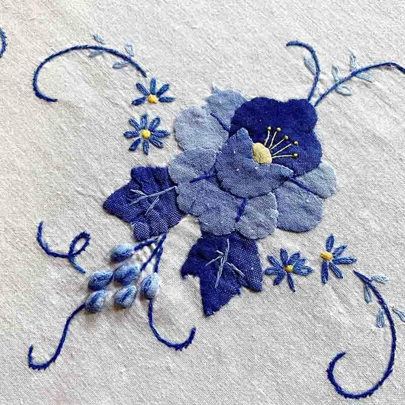 白無地 テーブルクロス ブルー花刺繍 大判パッチワーク