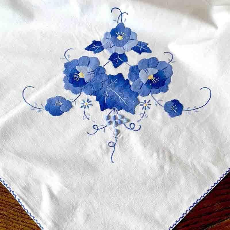 白無地 テーブルクロス ブルー花刺繍 大判パッチワーク