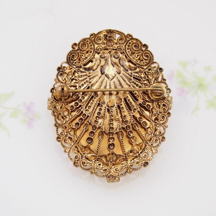 アンティークゴールドのフラワーカメオブローチ存在感あり