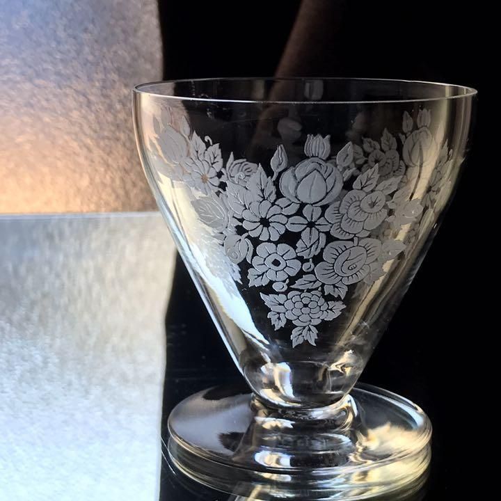 アンティーク1920年代バカラ製ワイングラス 薔薇模様の優雅さを味わう