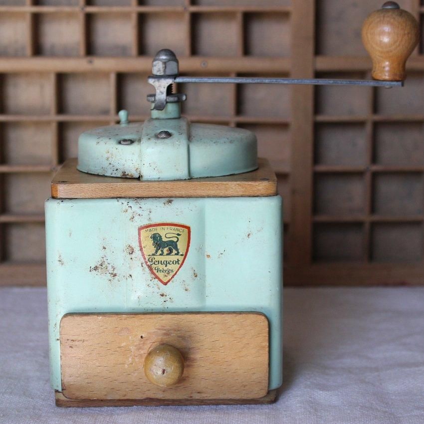 フランス製アンティークの素朴なPEUGEOTコーヒーミル