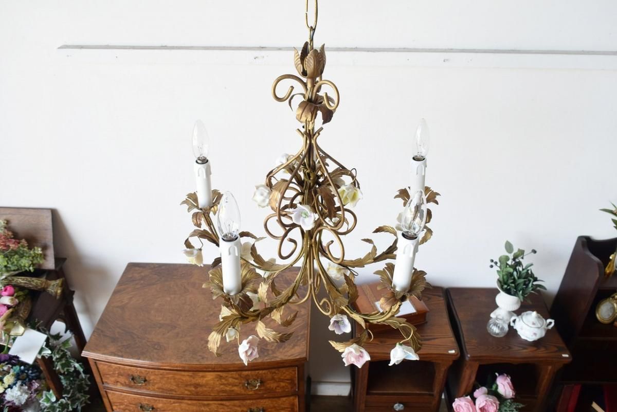 フランス製シャンデリア｜愛らしい陶器の花×1920年代の真鍮