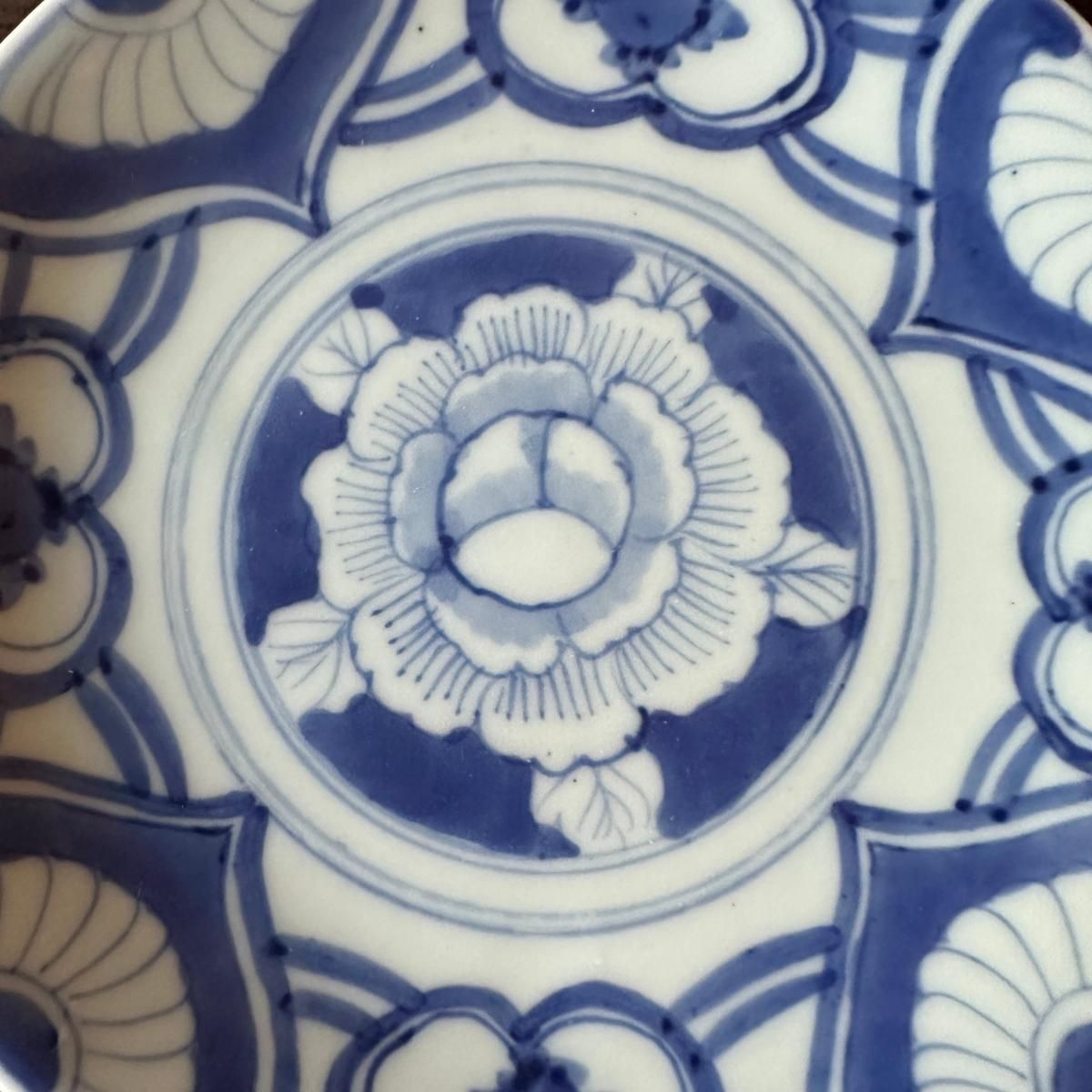 明治時代頃の柔らかな牡丹の染付皿