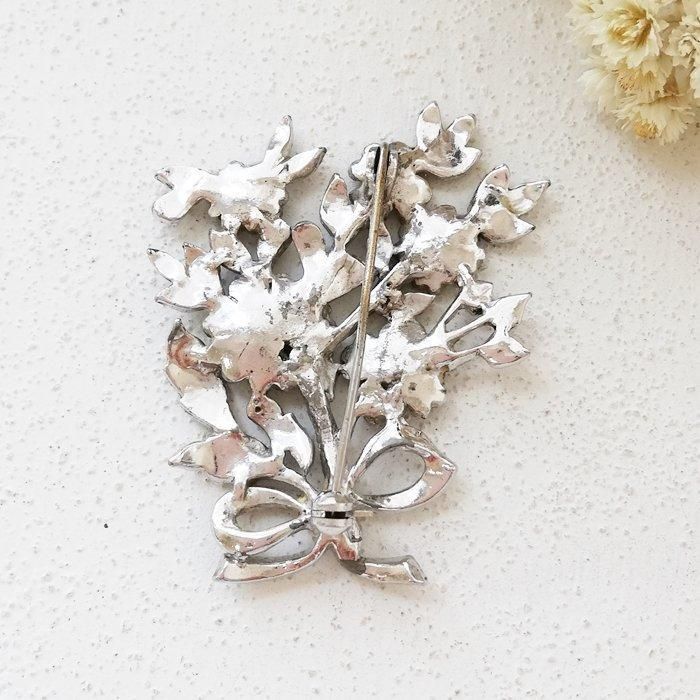英国製1960年代フラワーモチーフの銀製ブローチ