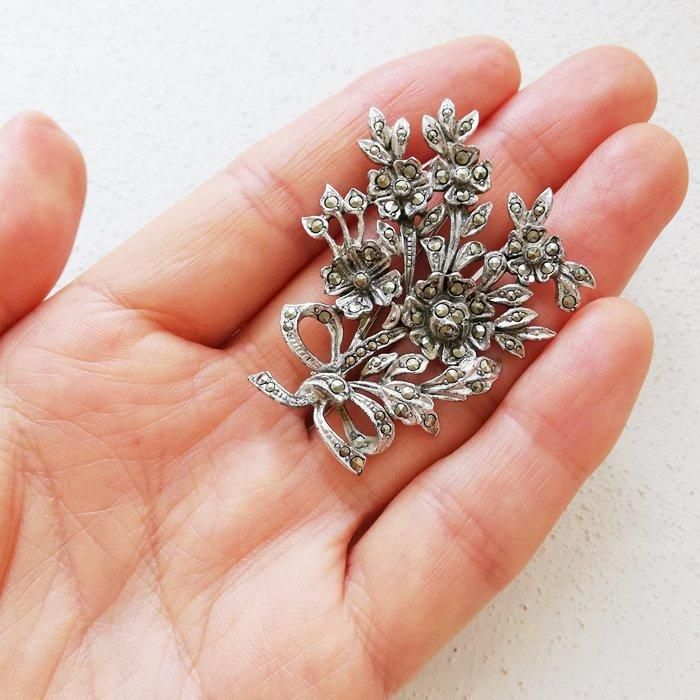 英国製1960年代フラワーモチーフの銀製ブローチ