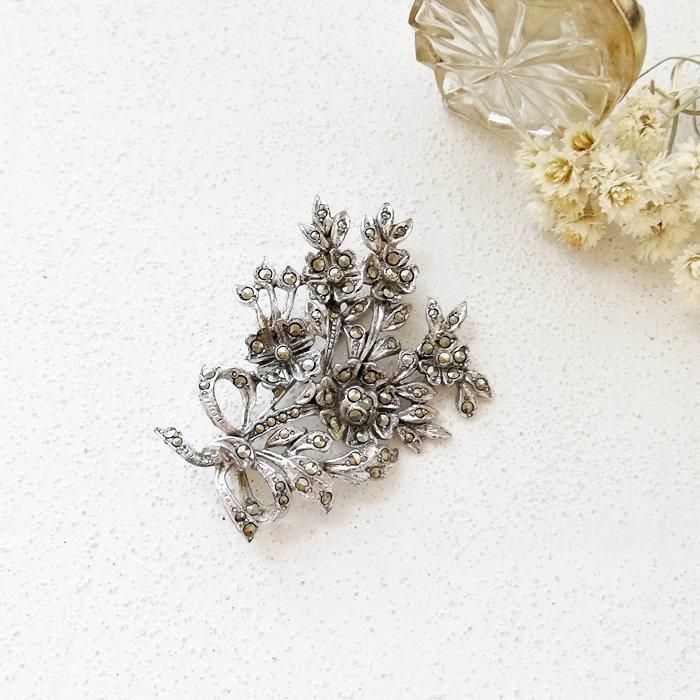 英国製1960年代フラワーモチーフの銀製ブローチ