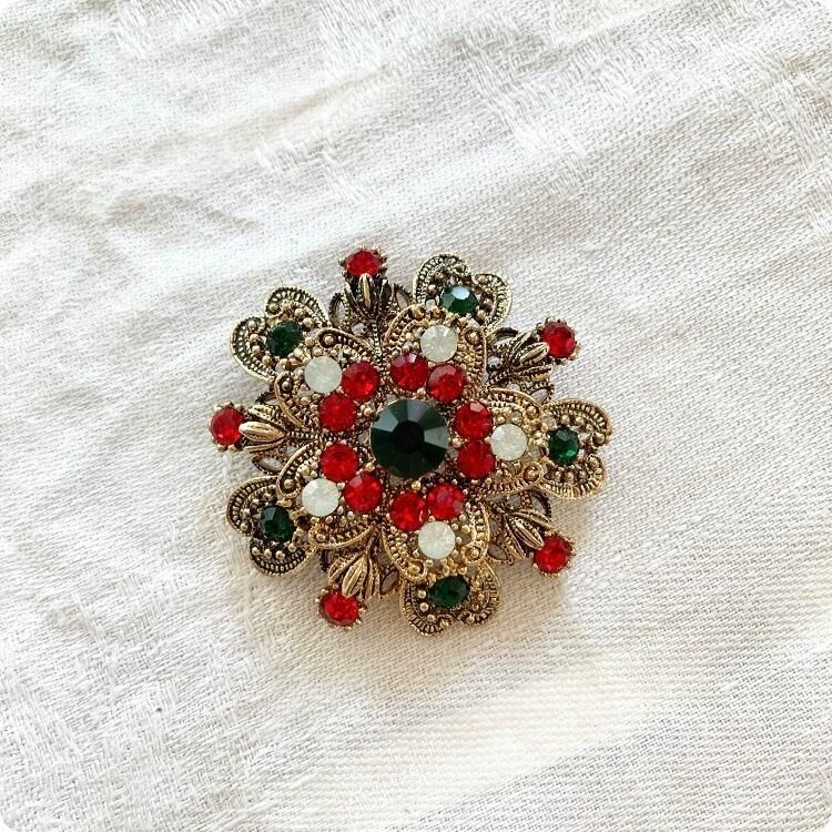 フランス直輸入 華やかなクリスマスカラーのヴィンテージブローチ