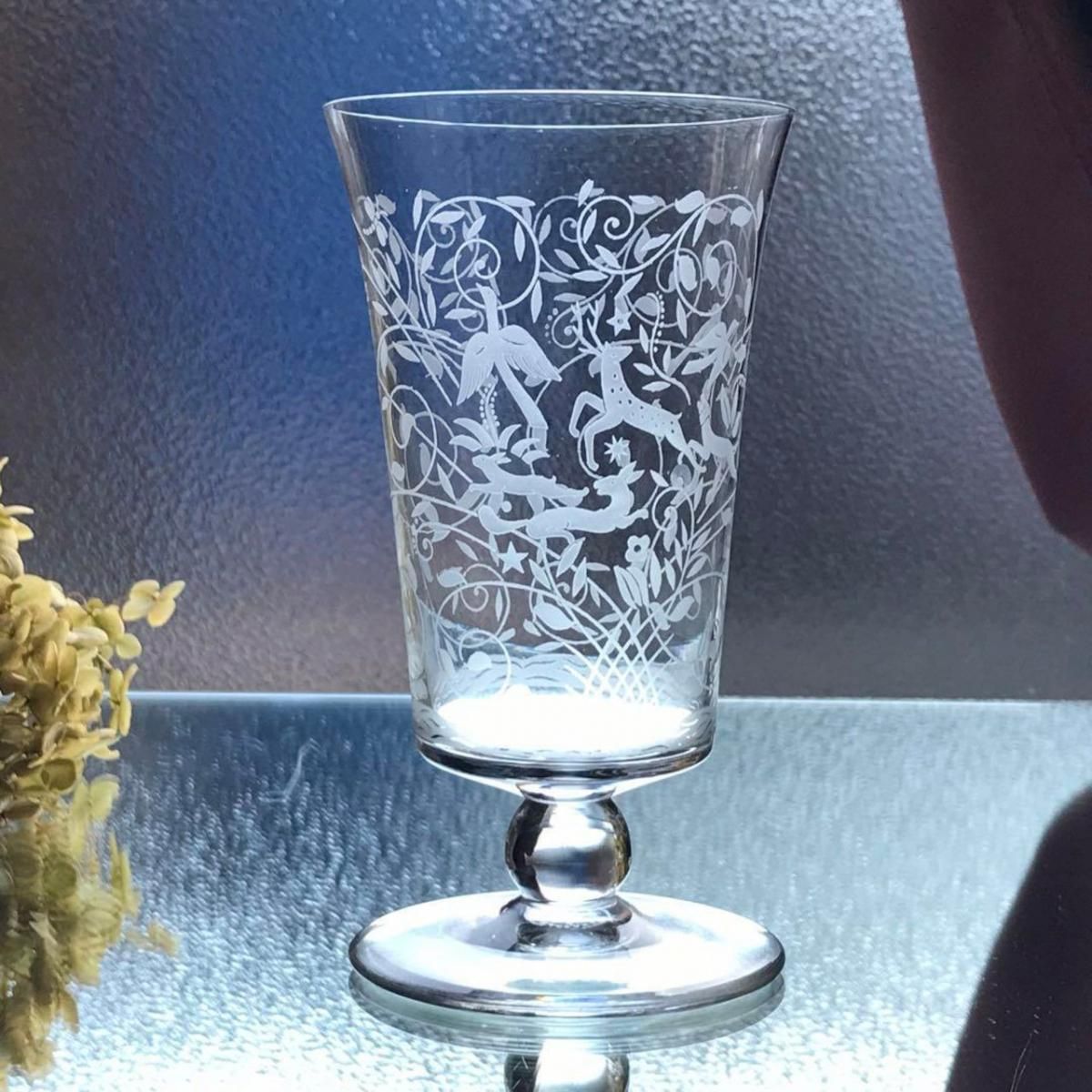 希少なアンティークバカラ製水ワイングラス豊かな表情の動物模様