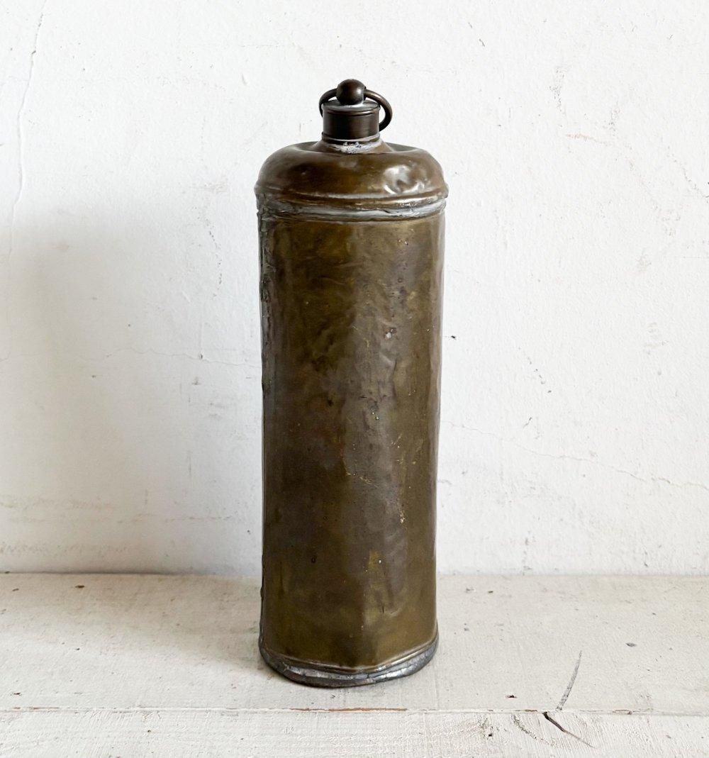 フランス製アンティークの趣ある真鍮水筒