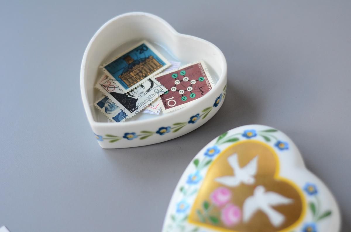 ドイツ製 白鳩と花柄の白磁ボンボニエール