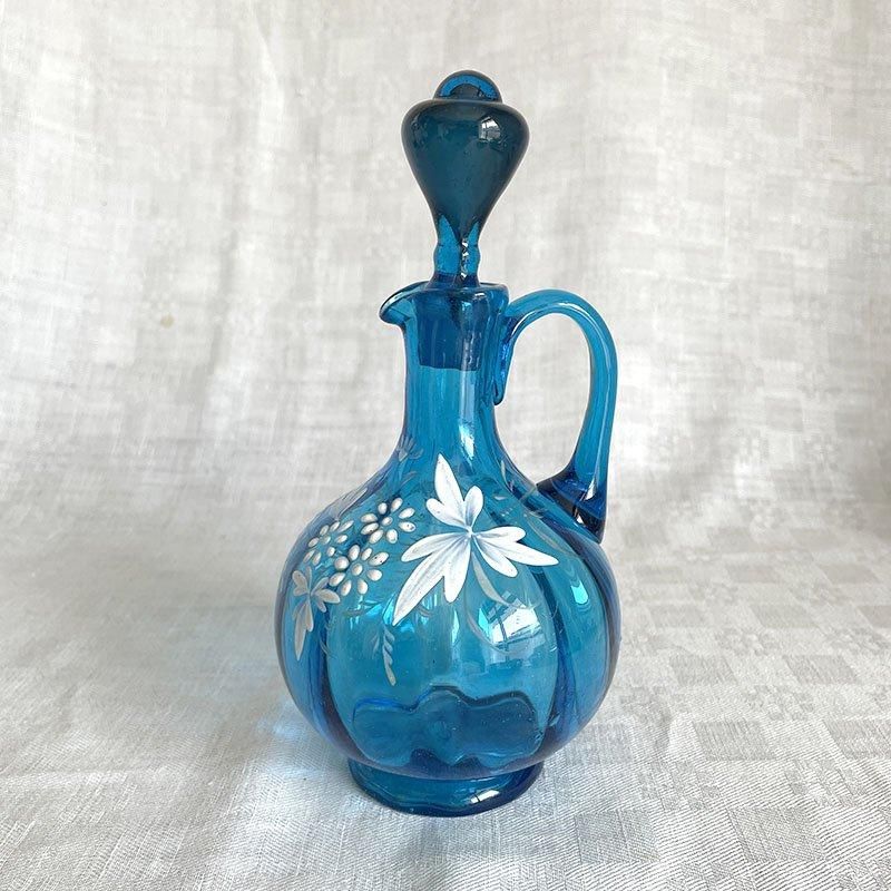 白花エナメル蓋付き ブルーガラス瓶 水差し美しい花モチーフ