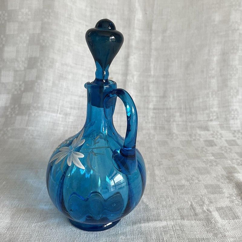 白花エナメル蓋付き ブルーガラス瓶 水差し美しい花モチーフ