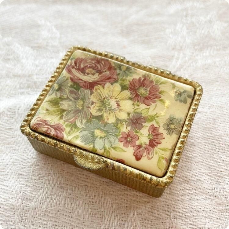 フランス直輸入 華やかな花柄が魅力的なピルケース