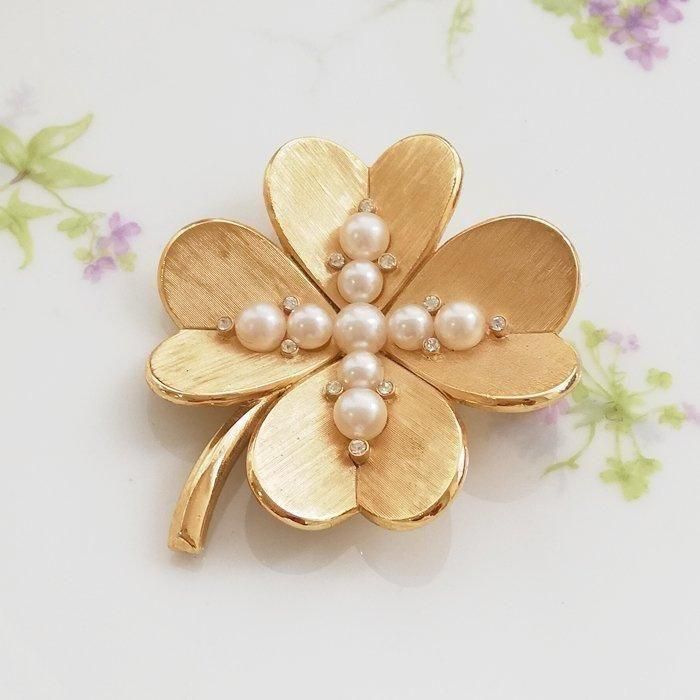 アメリカ製Trifariゴールドブローチ 四つ葉＆フェイクパール