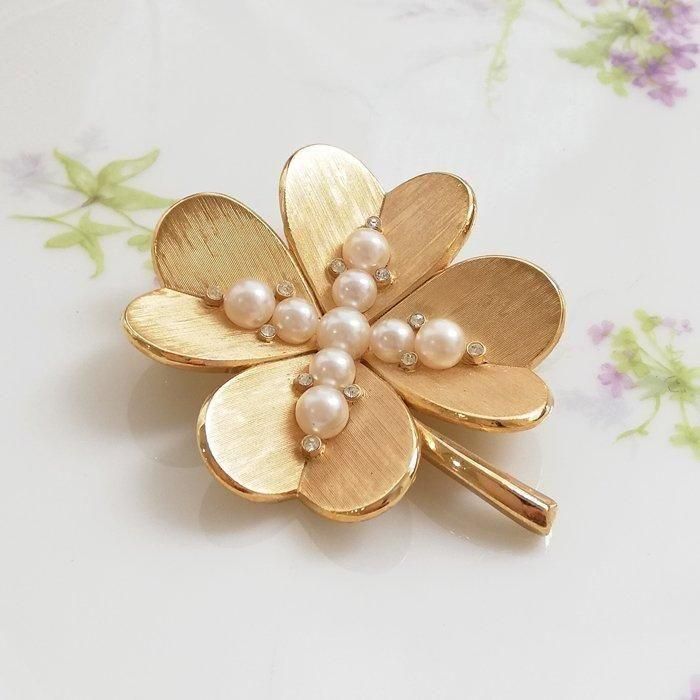 アメリカ製Trifariゴールドブローチ 四つ葉＆フェイクパール