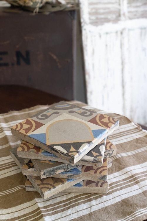 フランス製アンティーク、個性的なタイル